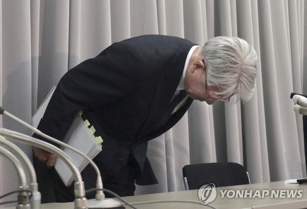 기자회견 중 고개 숙이는 가와사키 히로야 고베제강 회장