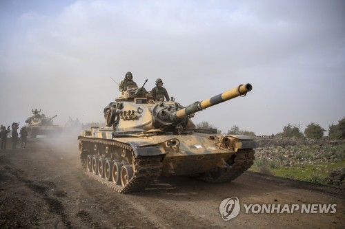 시리아 쿠르드 지역으로 진격하는 터키군 탱크