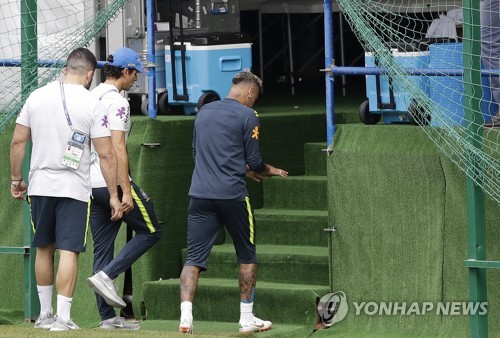 브라질 대표팀의 네이마르(맨오른쪽)가 발목통증으로 훈련 시작 15분 만에 훈련장을 떠나는 모습. [AP=연합뉴스]
