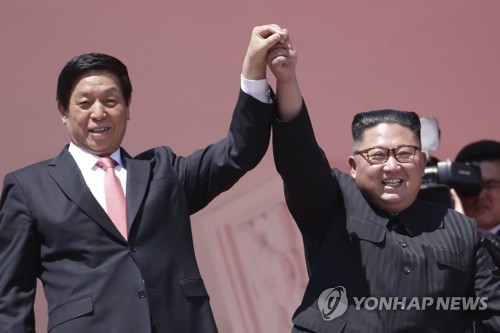 북한 김정은과 중국 리잔수, 북한 70주년 열병식에서 손을 맞잡다