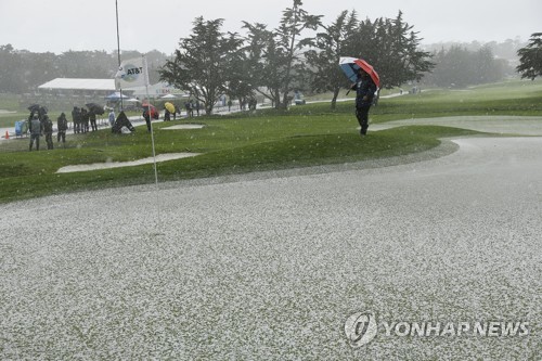 페블비치 골프 링크스 그린 뒤덮은 우박