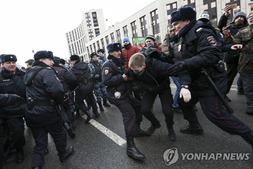 '인터넷 고립 반대' 시위 참가자 연행하는 러시아 경찰