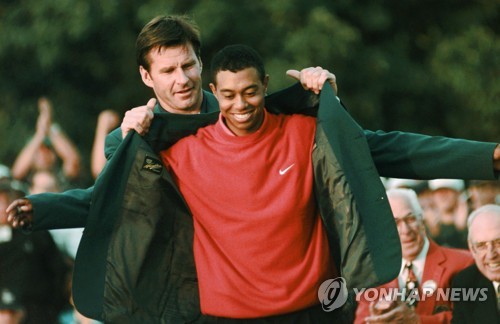1997년 마스터스 우승 당시 우즈. 그린재킷을 입혀주는 이는 1996년 우승자 팔도.