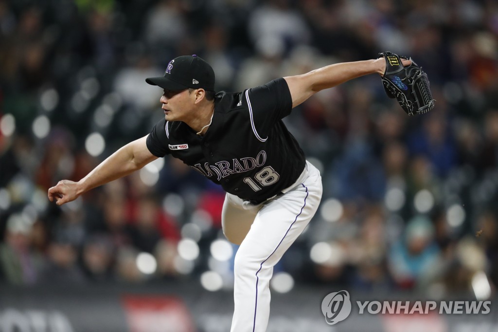 In this Associated Press file photo from May 29, 2019, Oh Seung-hwan of the Colorado Rockies throws a pitch against the Arizona Diamondbacks in the top of the sixth inning of a Major League Baseball regular season game at Coors Field in Denver. (Yonhap)