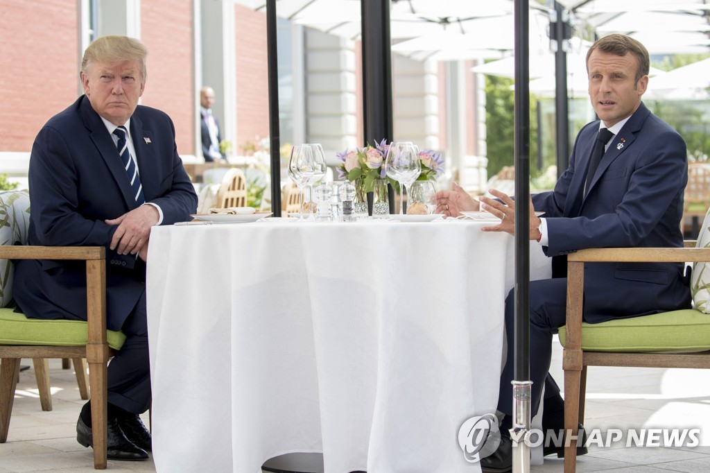 도널드 트럼프 미국 대통령(왼쪽)과 에마뉘엘 마크롱 프랑스 대통령이 24일(현지시간) 프랑스 비아리츠의 한 호텔에서 주요 7개국(G7) 정상회의 공식 개막을 앞두고 예정에 없던 오찬을 함께 했다. [AP=연합뉴스]