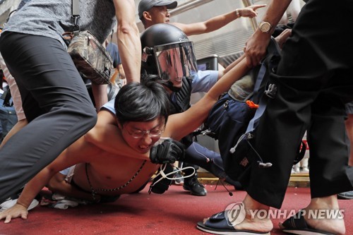 홍콩 곳곳 친중-반중파 충돌…"경찰, 반중 시위대만 체포"