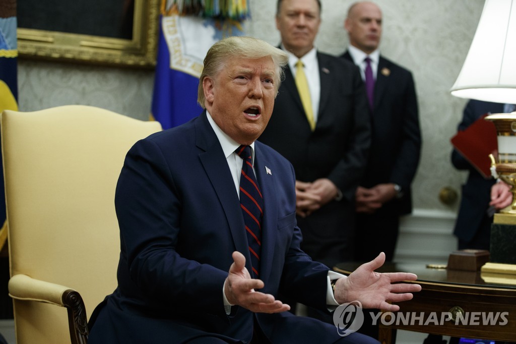 백악관 대통령 집무실에 앉아있는 트럼프 대통령