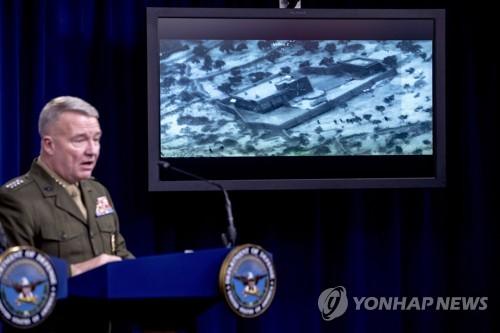 IS 수괴 제거 작전 설명하는 케네스 매켄지 미군 중부사령부 사령관