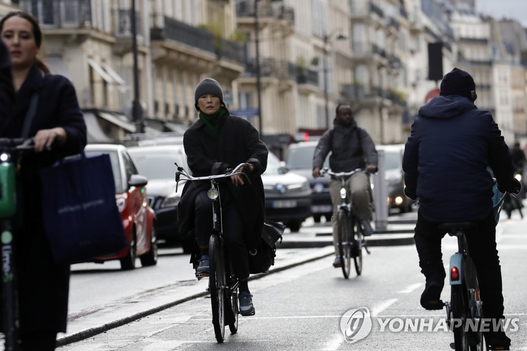 프랑스 파리 시내의 자전거 도로 [AP=연합뉴스 자료사진] 