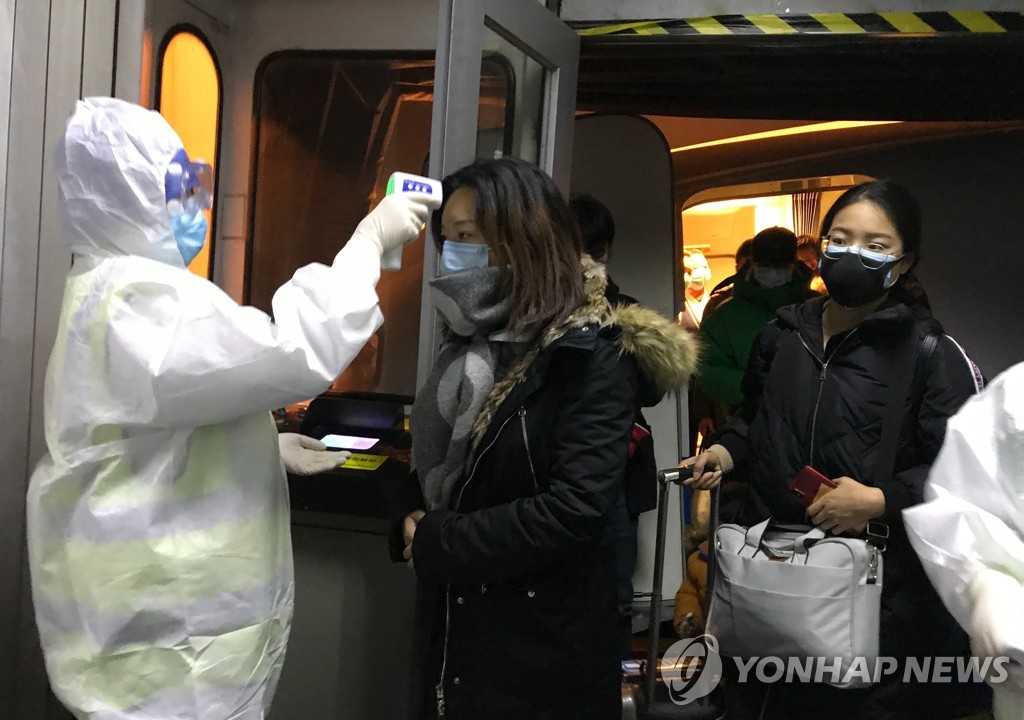 지난 22일(현지시간) 중국 우한에서 온 승객들을 대상으로 한 베이징 공항 당국의 체온 검사