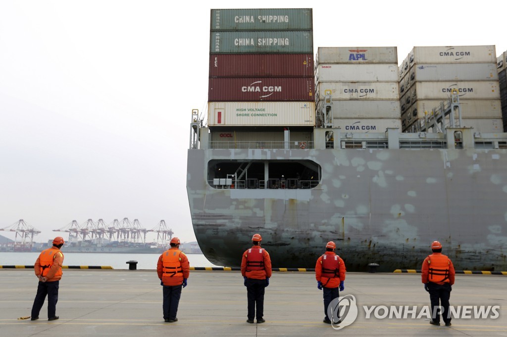 2020년 2월 4일 중국 산둥성 칭다오 항에 컨테이너를 실은 화물선이 접항하고 있다. [AP=연합뉴스자료사진]