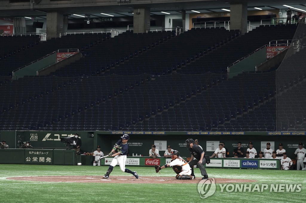 텅 빈 일본 야구장