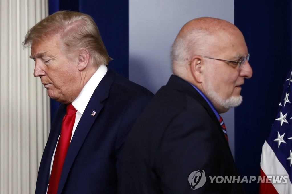 로버트 레드필드 CDC 국장을 지나가는 도널드 트럼프 미 대통령. 트럼프 대통령은 학교 정상화와 관련, CDC를 공개 질타했다.