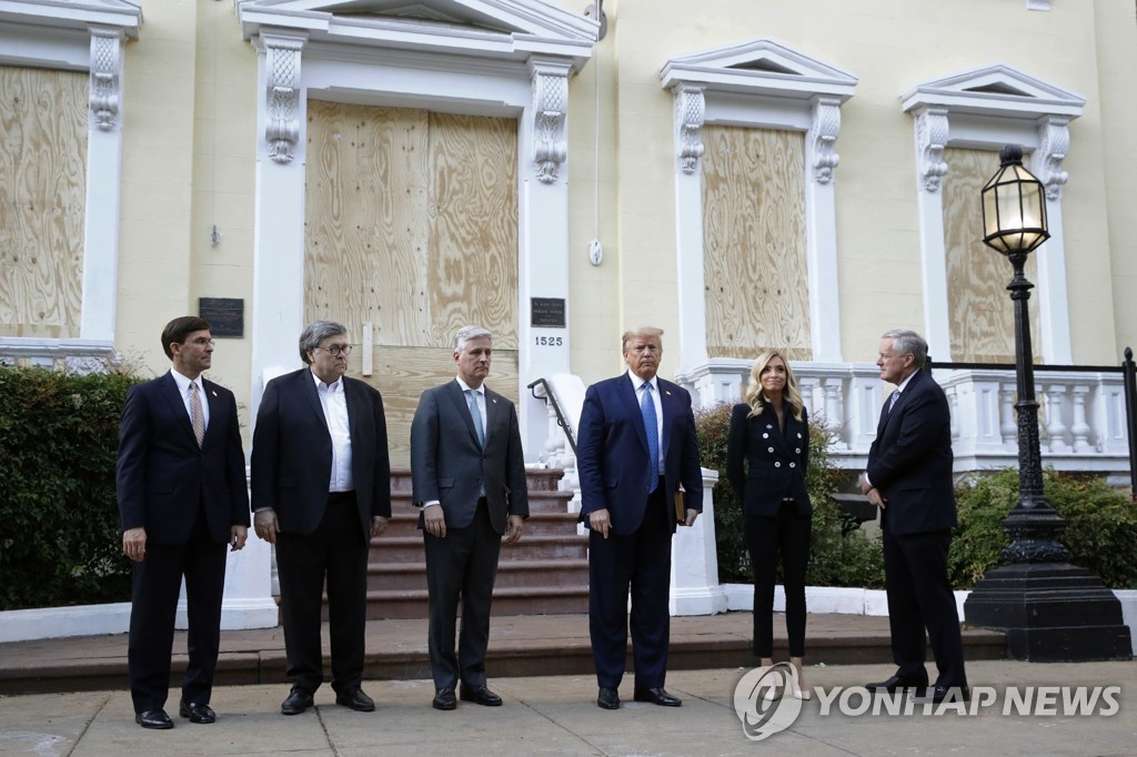 트럼프, 시위대 강제해산한 뒤 각료들과 '대통령의 교회' 방문