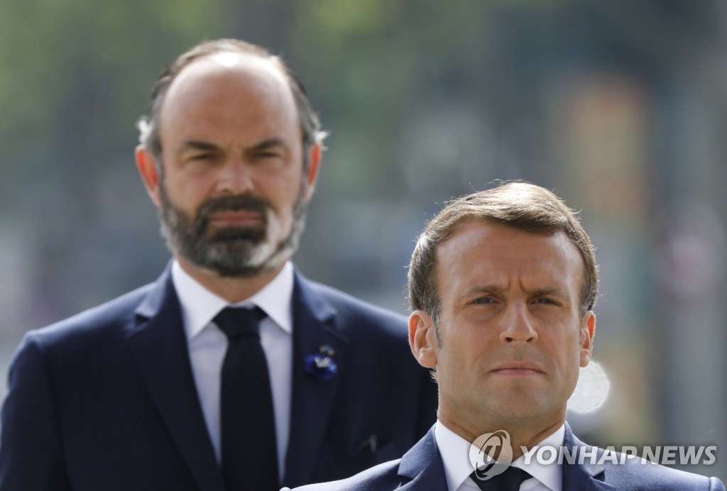 지난 5월 프랑스의 2차대전 승전 75주년 기념식에 참석한 에마뉘엘 마크롱 대통령(오른쪽)과 에두아르 필리프 총리 [AP=연합뉴스 자료사진] 