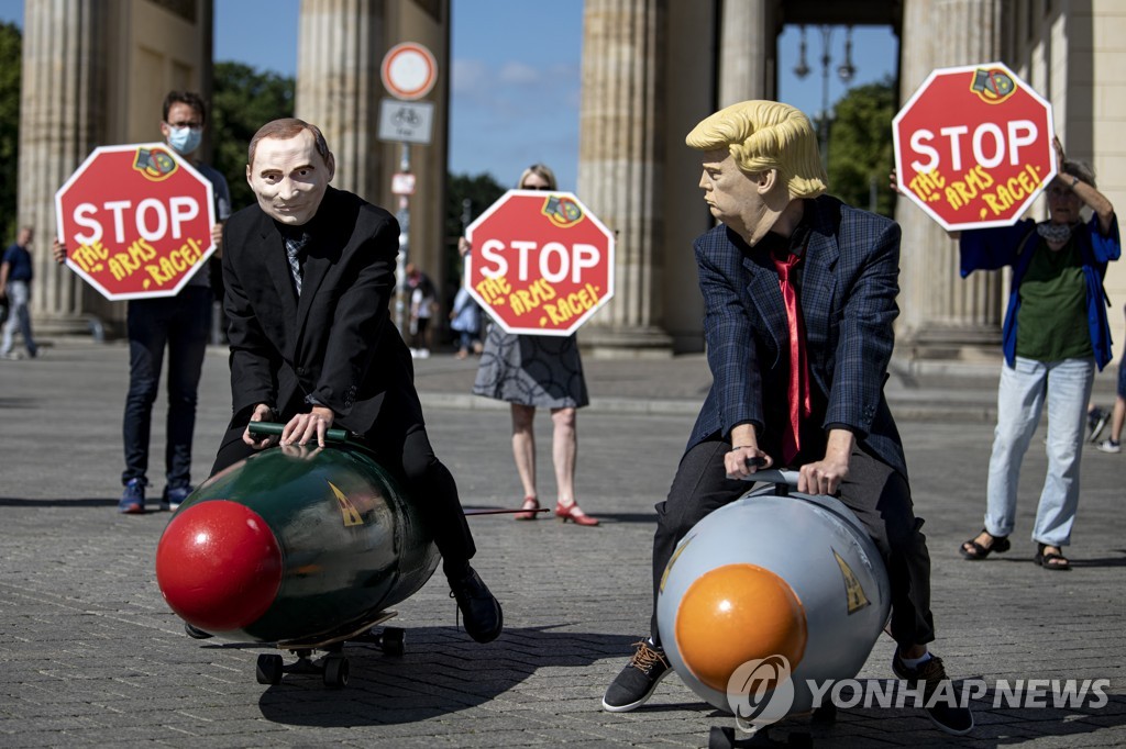 미·러 대통령 분장을 하고 핵무기 감축을 주장하는 독일 시위대