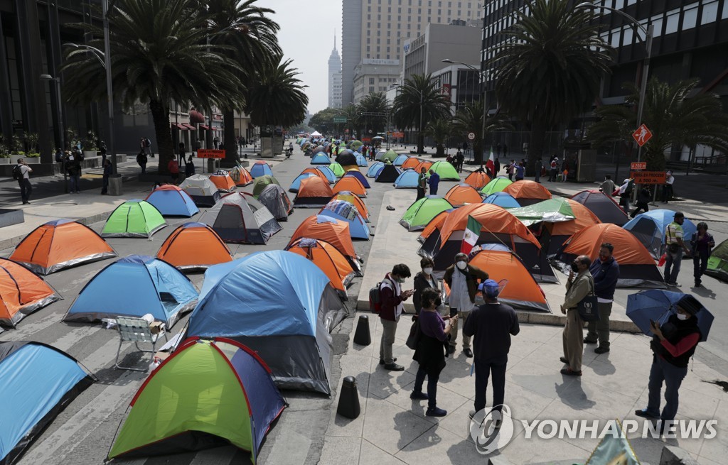 멕시코시티 도심 대로에서 '대통령 퇴진 요구' 텐트 시위