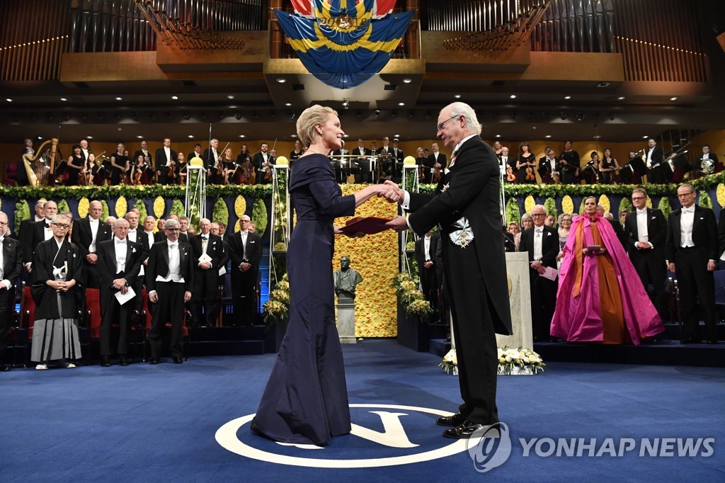 2018년 12월 10일 스웨덴에서 열린 노벨상 시상식. 가운데 오른쪽은 화학상 수상자였던 프랜시스 아널드