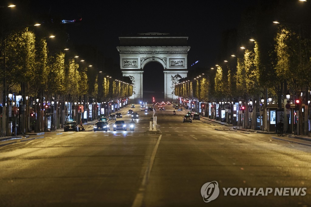 적막이 흐르는 프랑스 파리의 밤…야간통금 첫날 시위도 열려