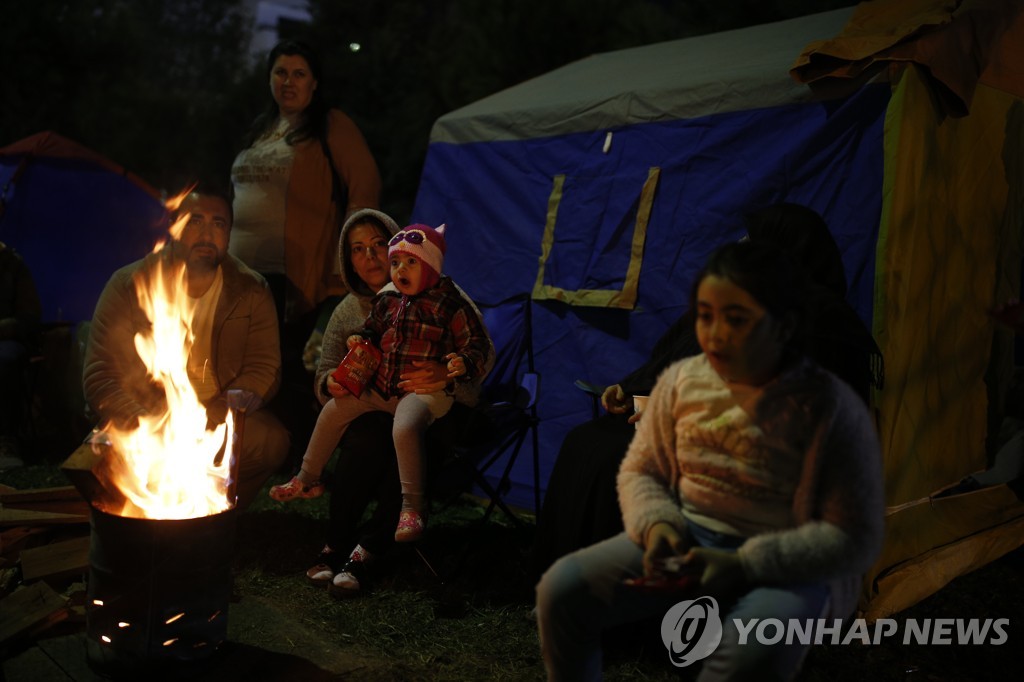 31일(현지시간) 구조된 후 몸 녹이는 터키 서부 이즈미르 시민들의 모습