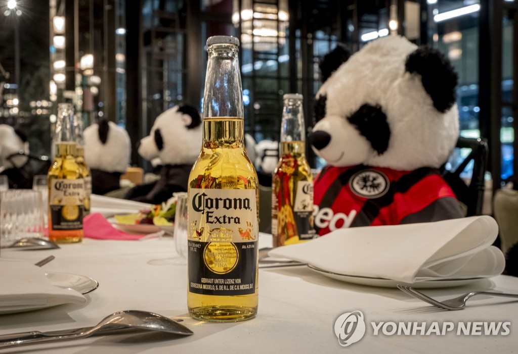 '코로나19는 중국 탓?'…판다 인형과 코로나 맥주로 장식한 독일 식당