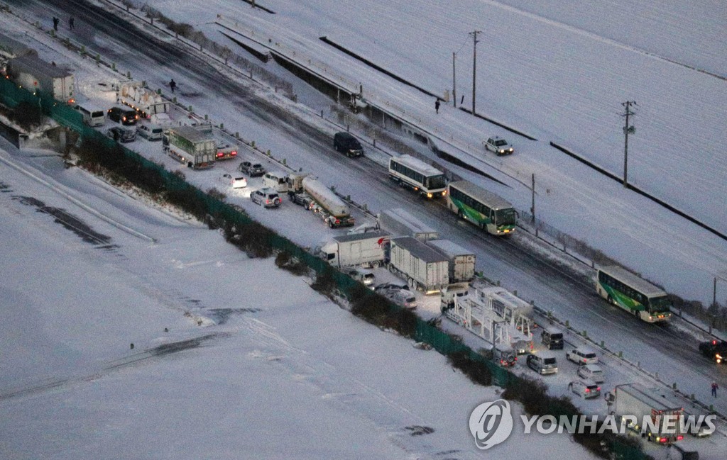일본 고속도로서 강풍이 일으킨 눈보라로 차량 140여대 연쇄 추돌