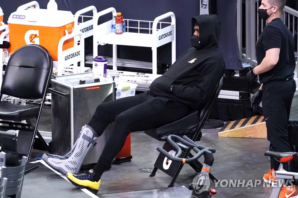 오른쪽 발목에 깁스를 하고 경기를 지켜보는 제임스