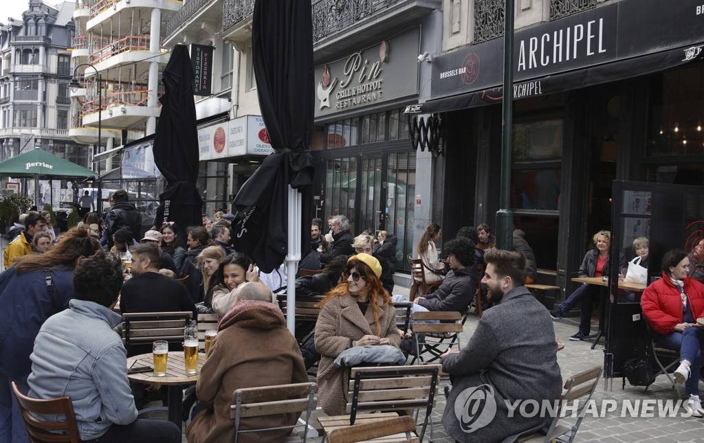 지난 8일(현지시간) 벨기에 브뤼셀의 한 카페 야외 좌석에 사람들이 앉아있는 모습. [AP=연합뉴스 자료사진]