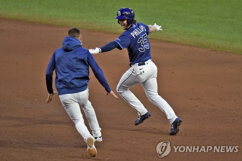 끝내기 안타 친 브렛 필립스