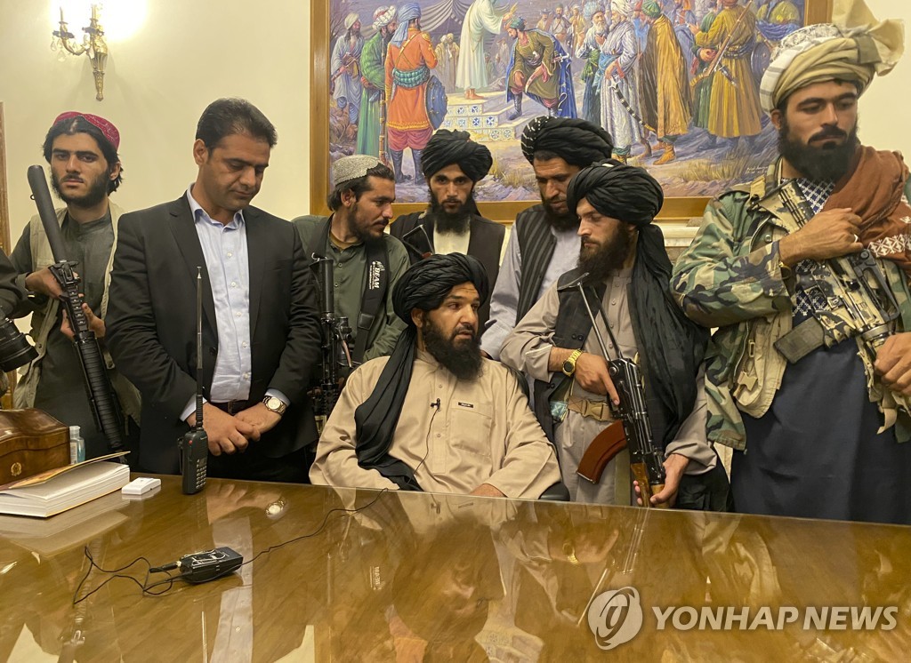 탈레반, 대통령궁도 장악…"전쟁 끝났다, 개방적 정부 구성할것"