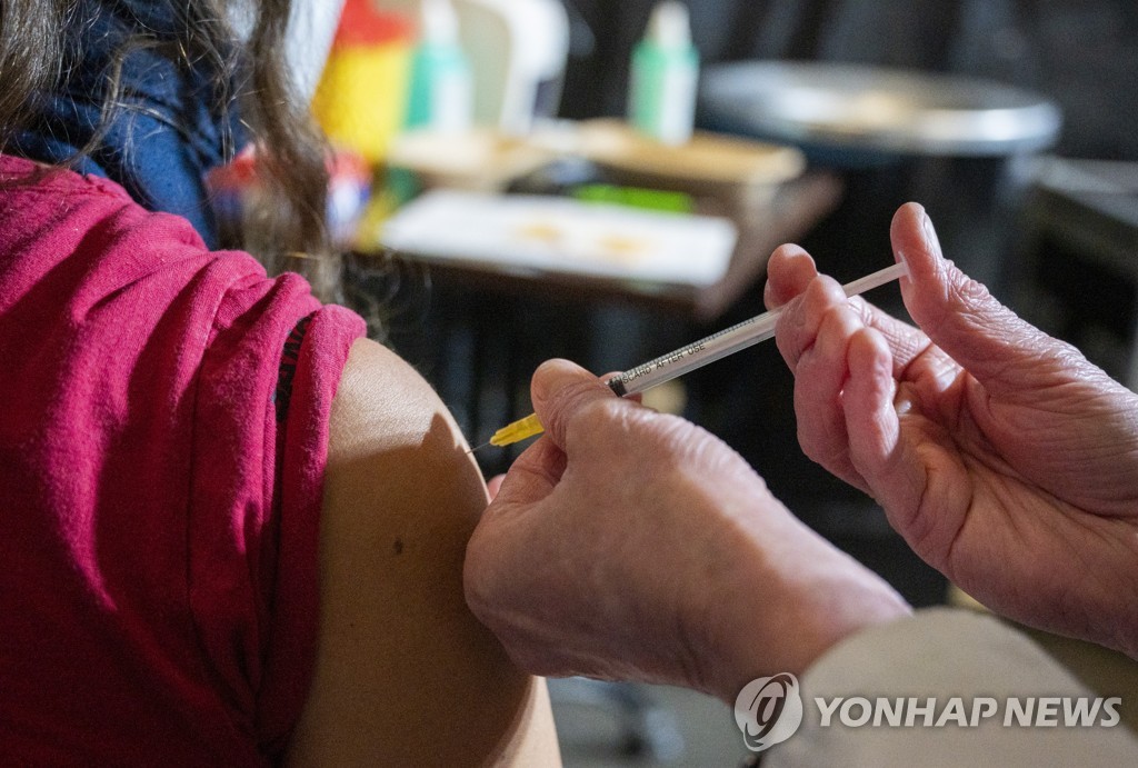 화이자-바이오엔테크 백신 접종하는 독일 포츠담의 한 주민