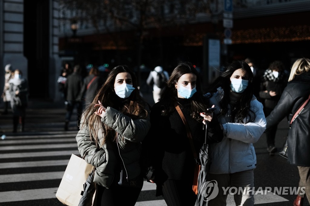 (파리 AP=연합뉴스) 2일(현지시간) 프랑스 파리 거리를 여성들이 마스크를 쓰고 걸어아고 있다. 2021.12.3. photo@yna.co.kr