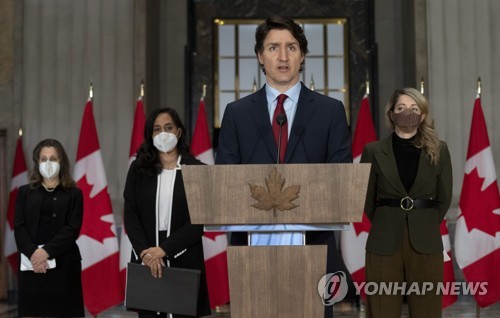 러시아 제재를 발표하는 쥐스탱 트뤼도 캐나다 총리