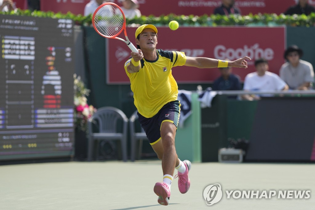 In this Associated Press photo, Kwon Soon-woo of South Korea returns a shot to Jenson Brooksby of the United States during their men's singles round of 16 match at the ATP Eugene Korea Open at Olympic Park Tennis Center in Seoul on Sept. 29, 2022. (Yonhap)