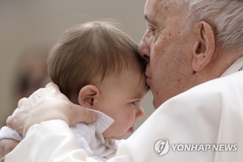 아기 이마에 입맞춤하는 프란치스코 교황