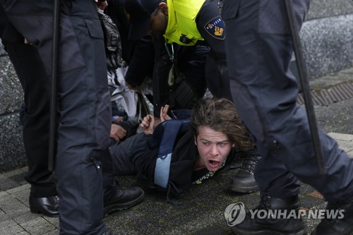 마크롱에 돌진하려다 제압되는 시위자