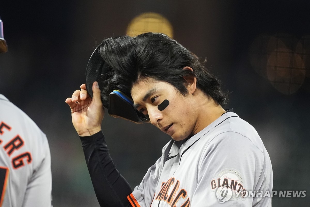 In this Associated Press photo, Lee Jung-hoo of the San Francisco Giants takes off his batting helmet after flying out against Colorado Rockies during their Major League Baseball regular season game at Coors Field in Denver on May 8, 2024. (Yonhap)