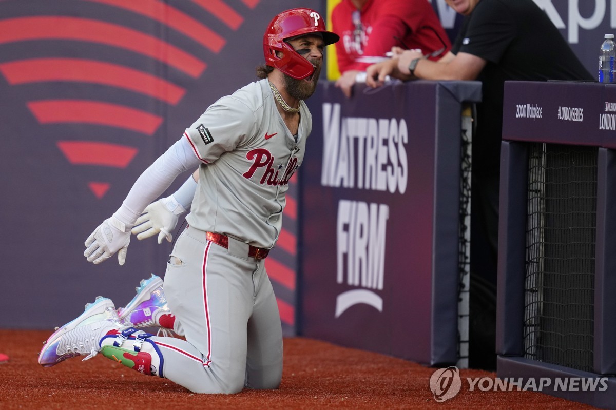 런던에서 벌인 하퍼의 '축구 세리머니'