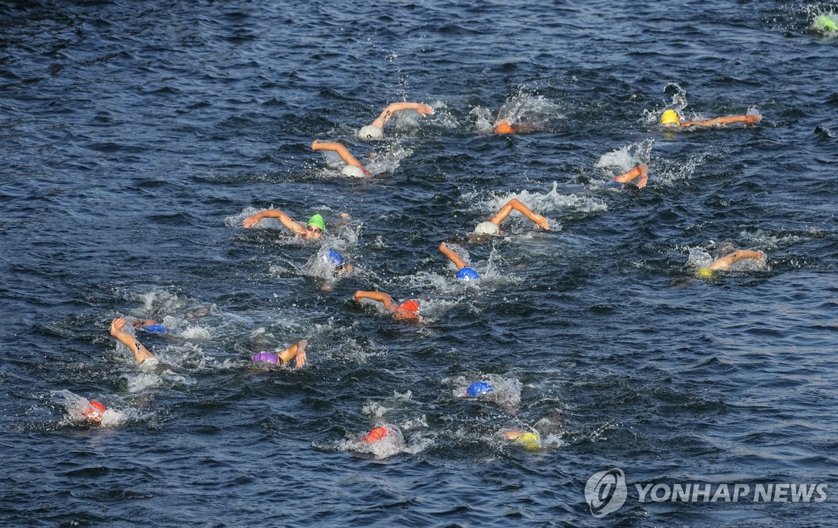 지난해 7월 센강에서 열린 철인3종 수영 경기에 참가한 선수들