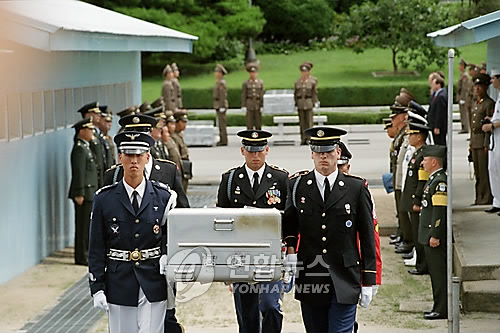 1998년 7월 판문점서 미군유해 3구 주한 유엔군에 인도되는 모습