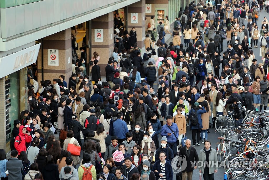 일본 도쿄 신주쿠역 인근의 인파