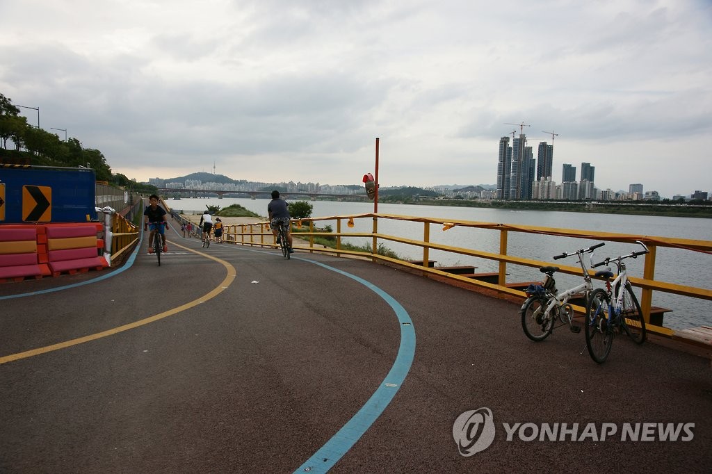 강남 한강 둔치의 자전거도로(서울=연합뉴스, 자료사진)