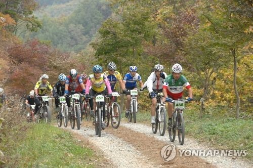 산악자전거 즐기는 사람들