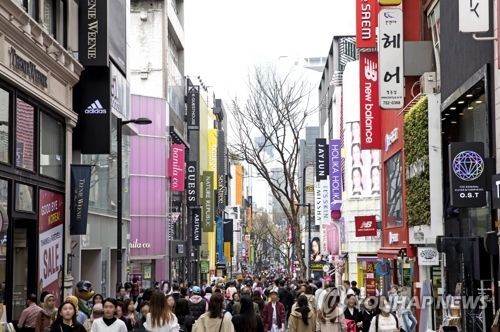 관광객들로 붐비는 명동거리