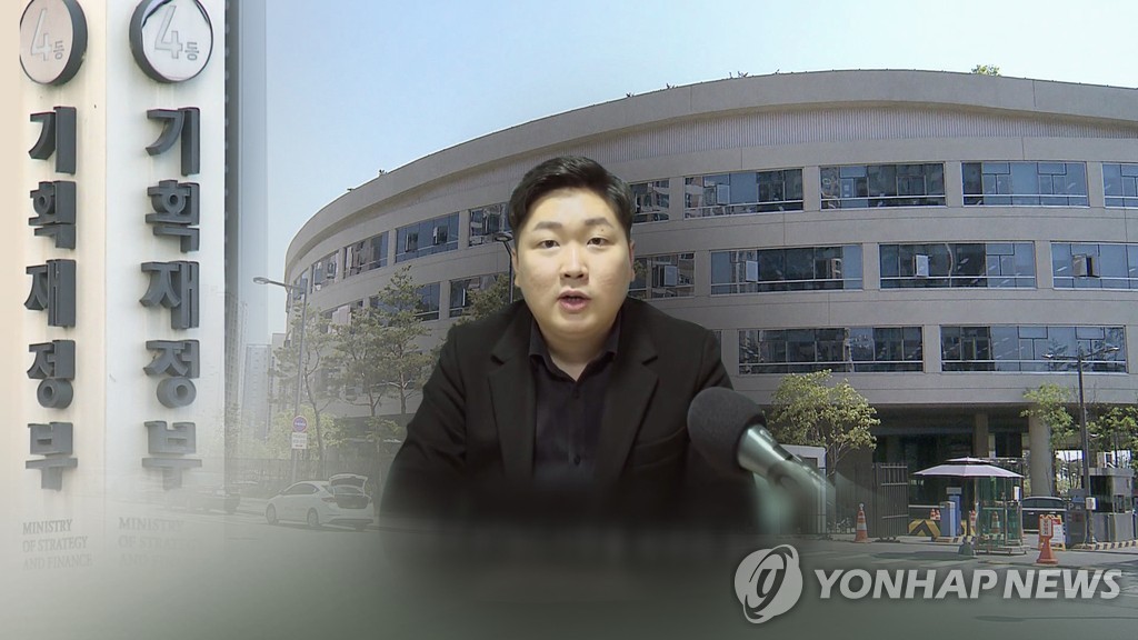 신재민 "靑 적자국채 발행 강요"…기재부 "사실무근" (CG)