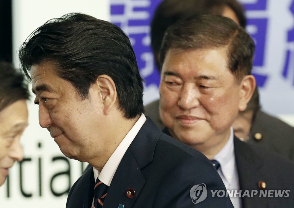 아베 신조(왼쪽)와 이시바 시게루