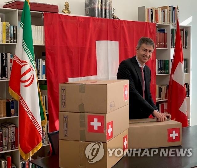 이란에 수입된 스위스 약품을 공개한 주이란 스위스 대사
