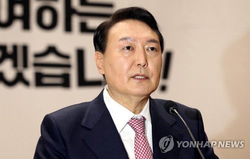 글로벌비전위원회 정책토론회에서 인사말하는 윤석열 후보