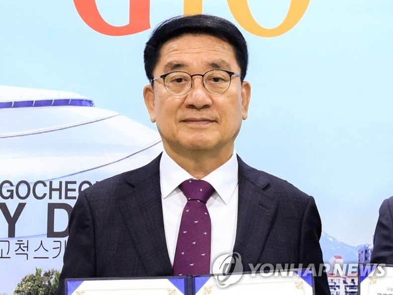This photo provided by the Guro Ward office shows former ward chief Moon Hun-il. (PHOTO NOT FOR SALE) (Yonhap)
