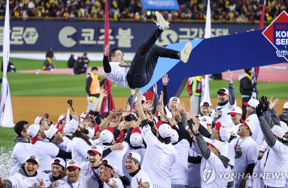2023년 한국시리즈 우승 후 구광모 LG 그룹 회장을 헹가래치는 LG 선수들.